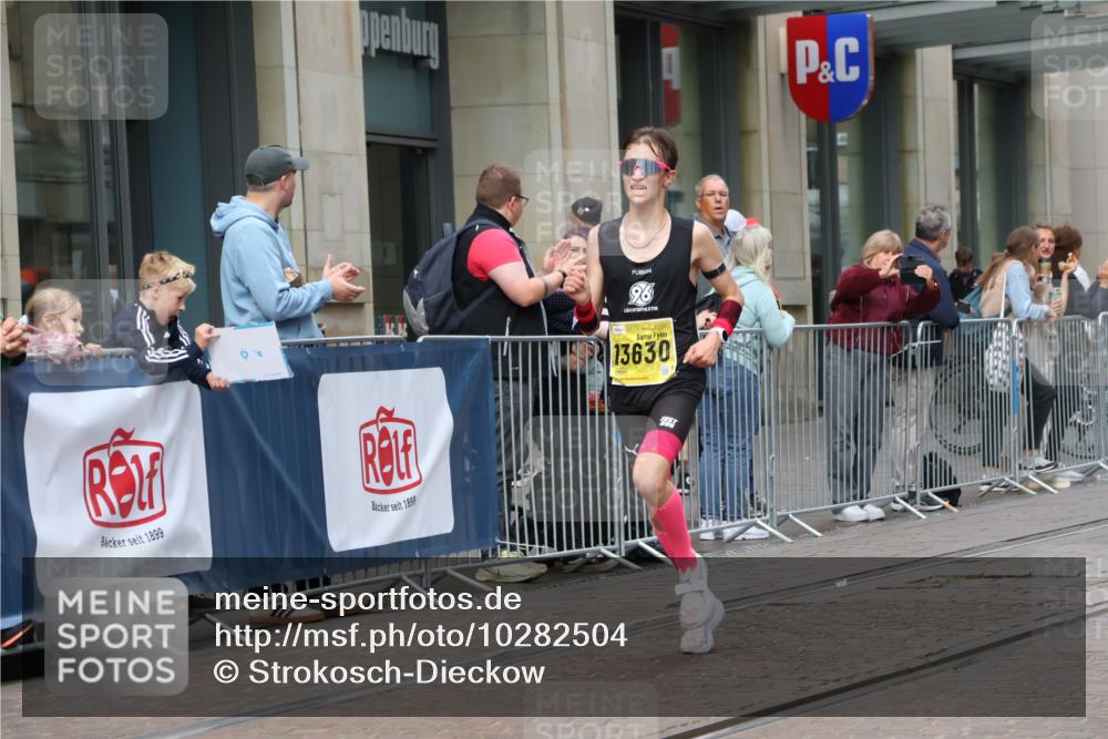 13.09.2026 - 21. swb-Marathon Bremen Strokosch-Dieckow http://msf.ph/oto/10282504 13.09.2026 10:30:58 Ziel 13571, 13572, 13602, 12458, 13537, 13554, 13630 meine-sportfotos.de