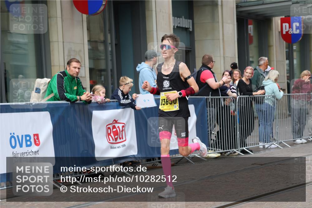 13.09.2026 - 21. swb-Marathon Bremen Strokosch-Dieckow http://msf.ph/oto/10282512 13.09.2026 10:30:59 Ziel 13571, 13572, 13602, 12458, 13537, 13554, 13572, 13630 meine-sportfotos.de