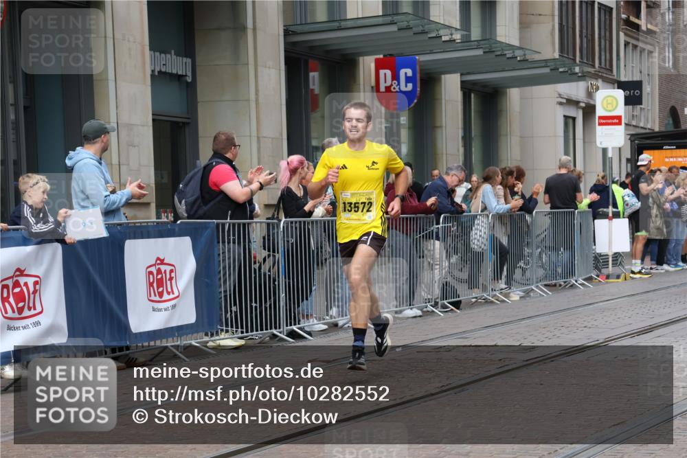 13.09.2026 - 21. swb-Marathon Bremen Strokosch-Dieckow http://msf.ph/oto/10282552 13.09.2026 10:31:04 Ziel 13504, 13571, 13537, 13554, 13572, 13602, 13630 meine-sportfotos.de