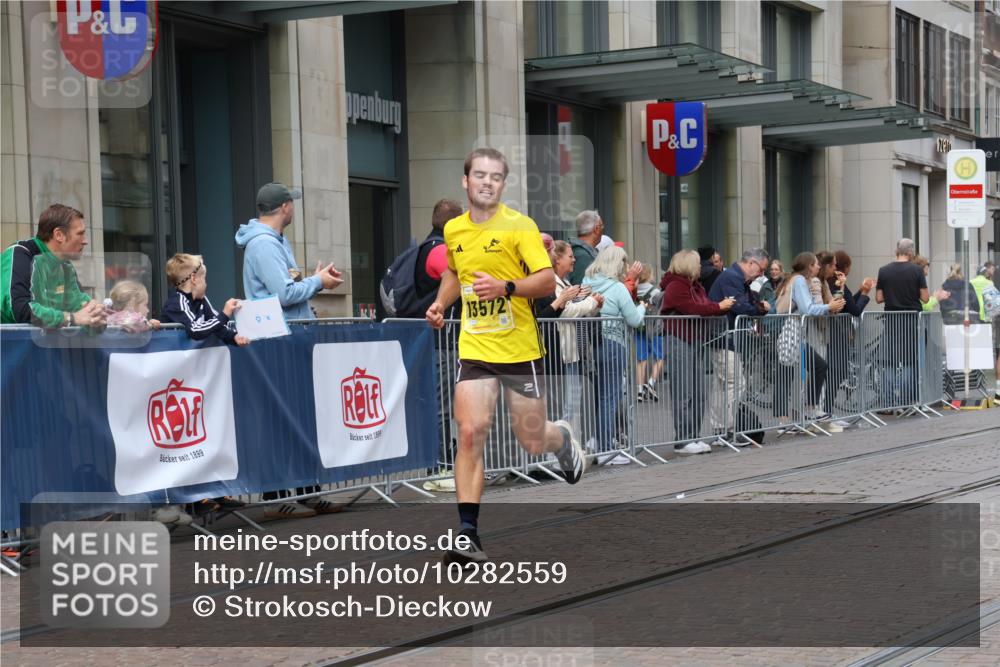13.09.2026 - 21. swb-Marathon Bremen Strokosch-Dieckow http://msf.ph/oto/10282559 13.09.2026 10:31:04 Ziel 13504, 13571, 13537, 13554, 13572, 13602, 13630 meine-sportfotos.de