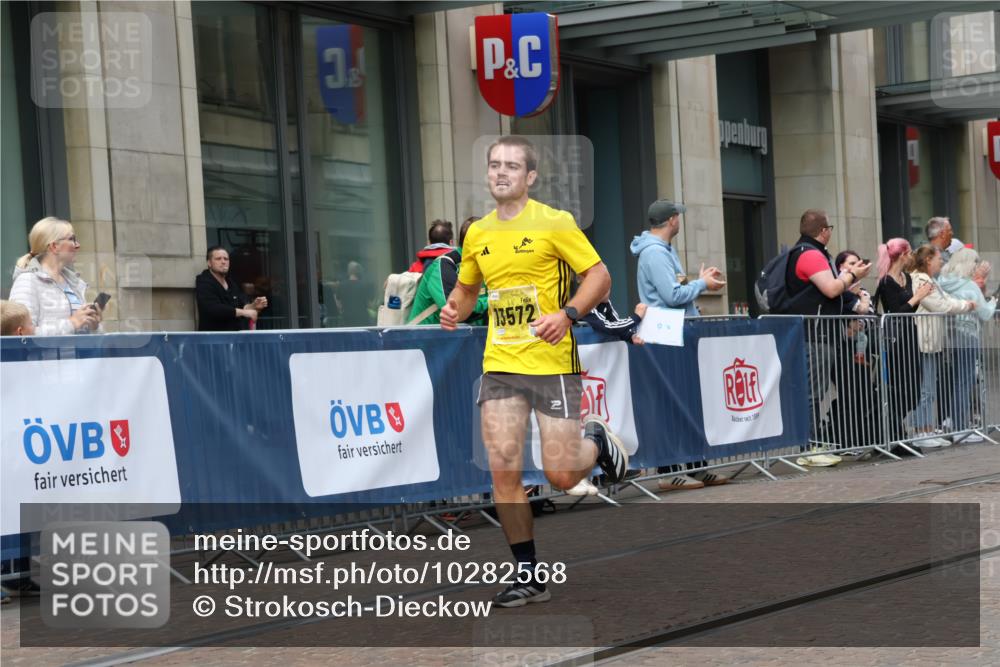 13.09.2026 - 21. swb-Marathon Bremen Strokosch-Dieckow http://msf.ph/oto/10282568 13.09.2026 10:31:05 Ziel 13504, 13571, 13537, 13554, 13572, 13602, 13630 meine-sportfotos.de