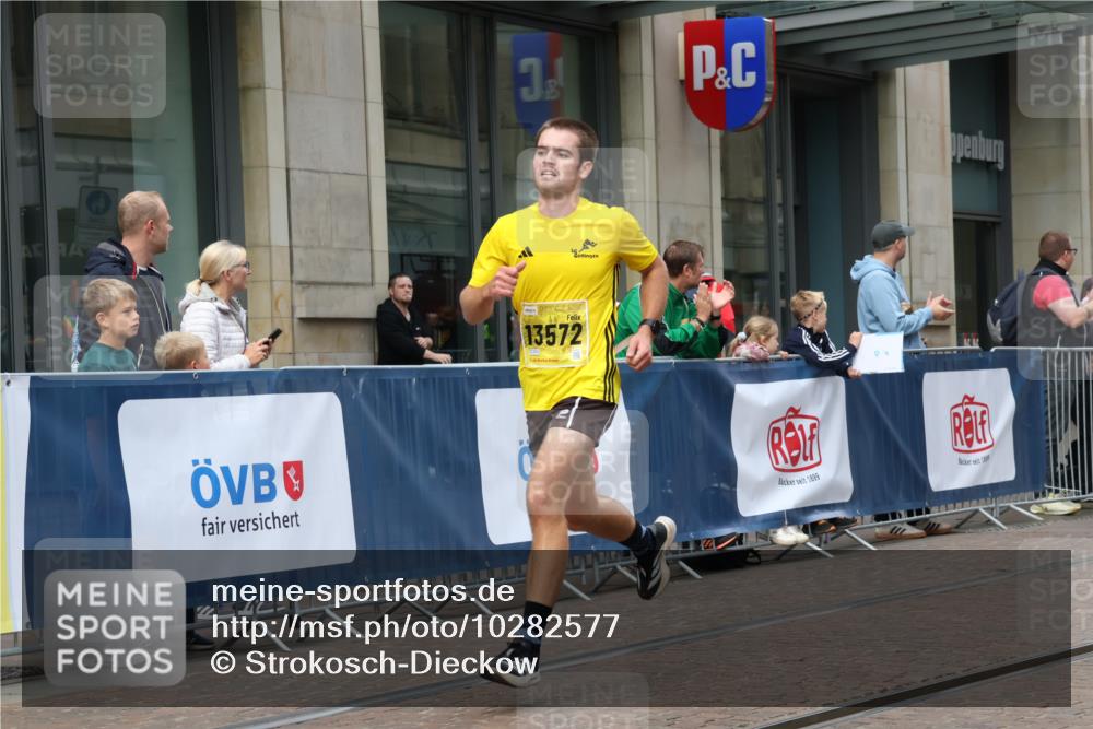 13.09.2026 - 21. swb-Marathon Bremen Strokosch-Dieckow http://msf.ph/oto/10282577 13.09.2026 10:31:05 Ziel 13504, 13571, 13537, 13554, 13572, 13602, 13630 meine-sportfotos.de