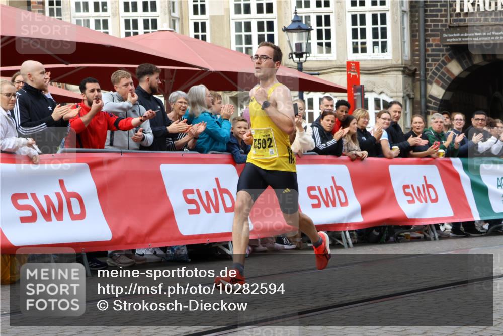 13.09.2026 - 21. swb-Marathon Bremen Strokosch-Dieckow http://msf.ph/oto/10282594 13.09.2026 10:27:04 Ziel 13502, 13525 meine-sportfotos.de