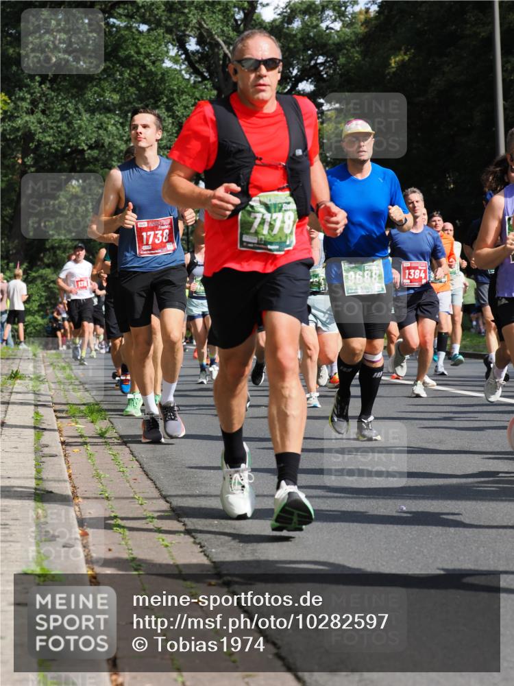 13.09.2026 - 21. swb-Marathon Bremen TobiasT http://msf.ph/oto/10282597 13.09.2026 12:02:19 Laufen 131, 1738, 7178, 9688, 1384 meine-sportfotos.de