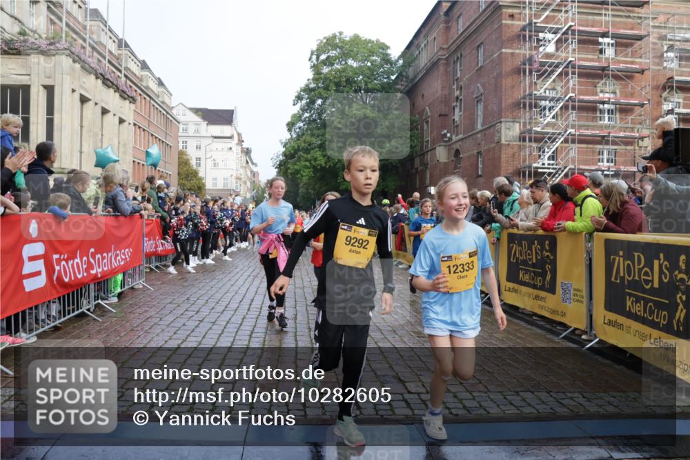 13.09.2026 - Kiel Lauf Yannick Fuchs http://msf.ph/oto/10282605 13.09.2026 08:56:30 Ziel 26, 407, 470, 582, 758, 759, 1009, 1137, 1950, 2173, 2719, 3078, 3750, 3930, 4023, 4127, 4128, 4537, 4602, 4617, 5315, 5459, 5545, 6371, 7865, 7866, 8160, 8719, 8784, 9021, 9626, 9957, 10610, 10612, 10939, 11795, 12032, 74, 76, 234, 547, 669, 808, 1126, 1346, 1444, 1581, 2143, 2197, 2497, 2640, 2685, 2711, 3179, 3350, 3409, 3454, 3750, 4023, 4165, 5012, 5259, 5687, 5759, 5781, 6003, 6212, 6232, 7390, 9374, 653, 5781 meine-sportfotos.de
