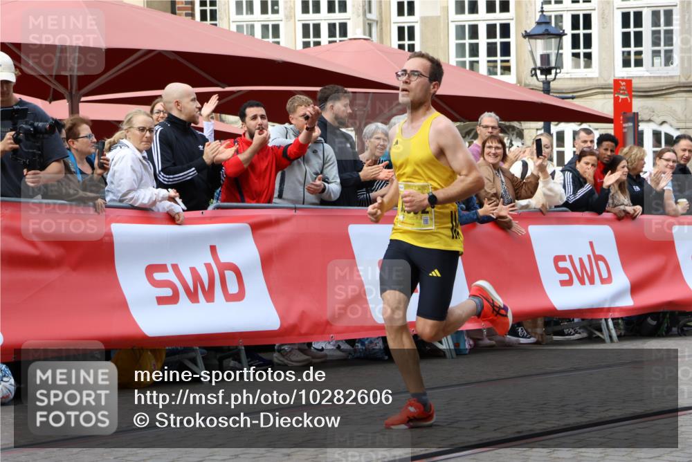 13.09.2026 - 21. swb-Marathon Bremen Strokosch-Dieckow http://msf.ph/oto/10282606 13.09.2026 10:27:05 Ziel 13502, 13525 meine-sportfotos.de