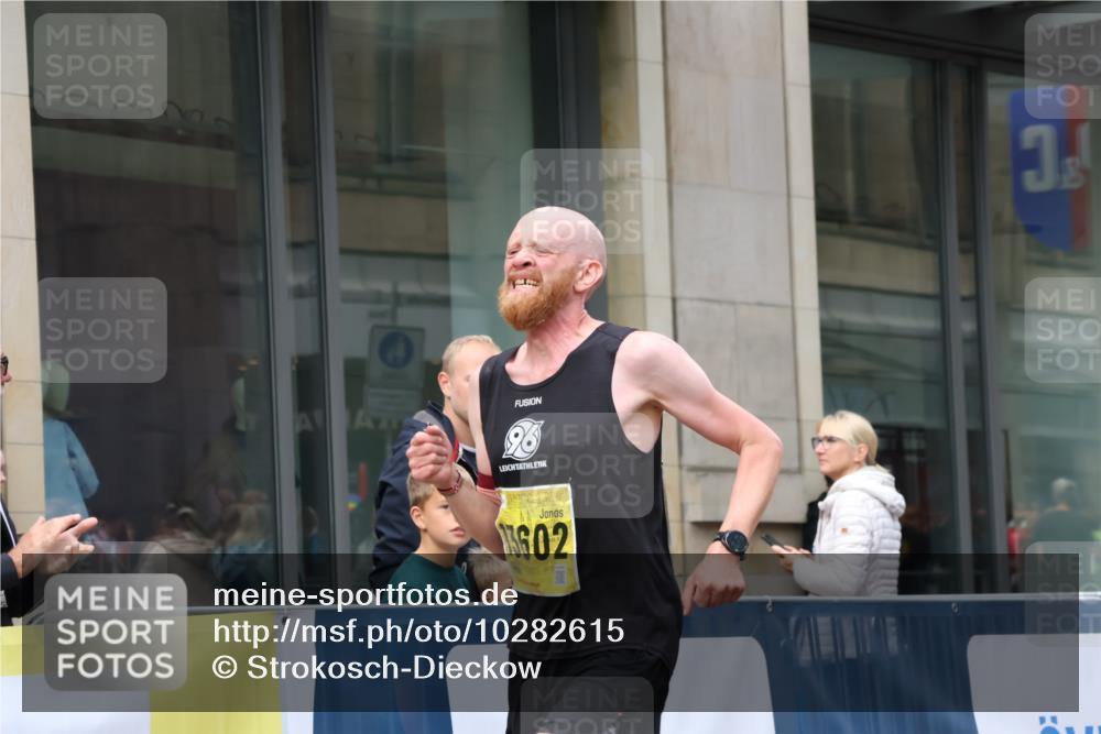 13.09.2026 - 21. swb-Marathon Bremen Strokosch-Dieckow http://msf.ph/oto/10282615 13.09.2026 10:31:09 Ziel 13504, 13571, 13537, 13554, 13572, 13602, 13630 meine-sportfotos.de