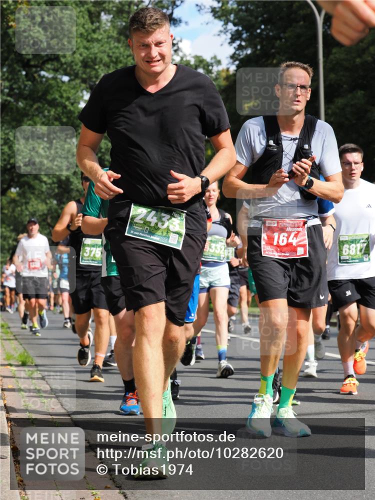 13.09.2026 - 21. swb-Marathon Bremen TobiasT http://msf.ph/oto/10282620 13.09.2026 12:02:22 Laufen 375, 2433, 21, 026, 332, 164, 6817 meine-sportfotos.de