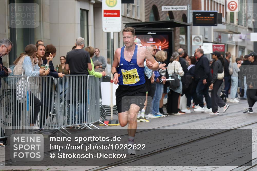 13.09.2026 - 21. swb-Marathon Bremen Strokosch-Dieckow http://msf.ph/oto/10282622 13.09.2026 10:31:15 Ziel 13504, 13571, 13643, 13571, 13572, 13602, 13630 meine-sportfotos.de