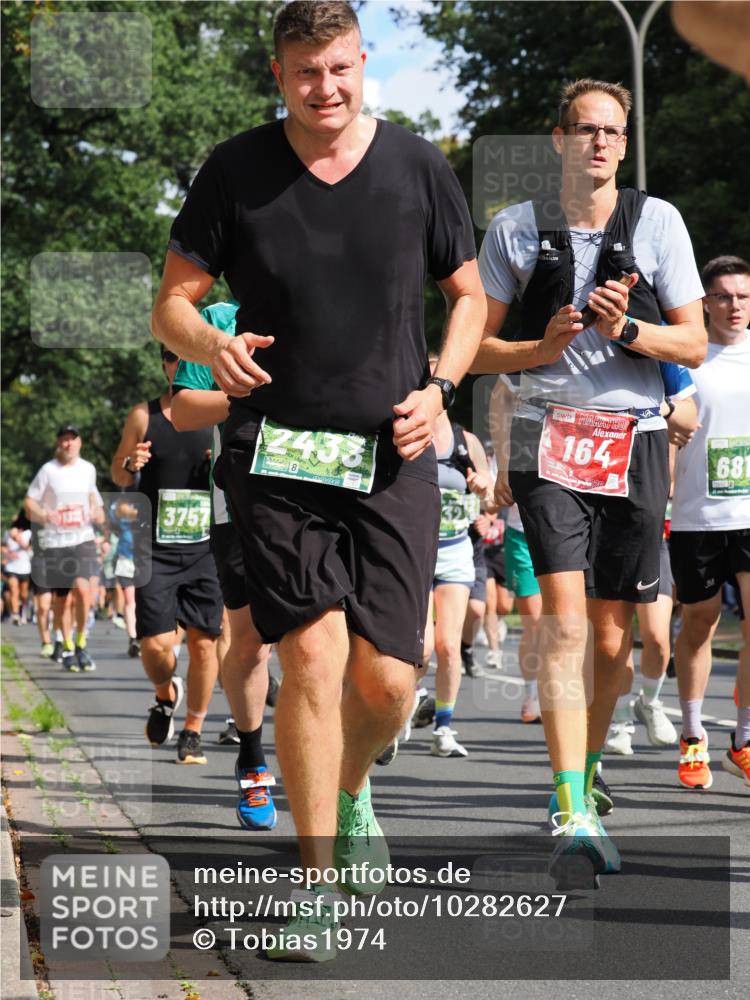 13.09.2026 - 21. swb-Marathon Bremen TobiasT http://msf.ph/oto/10282627 13.09.2026 12:02:22 Laufen 3757, 2433, 164, 681 meine-sportfotos.de