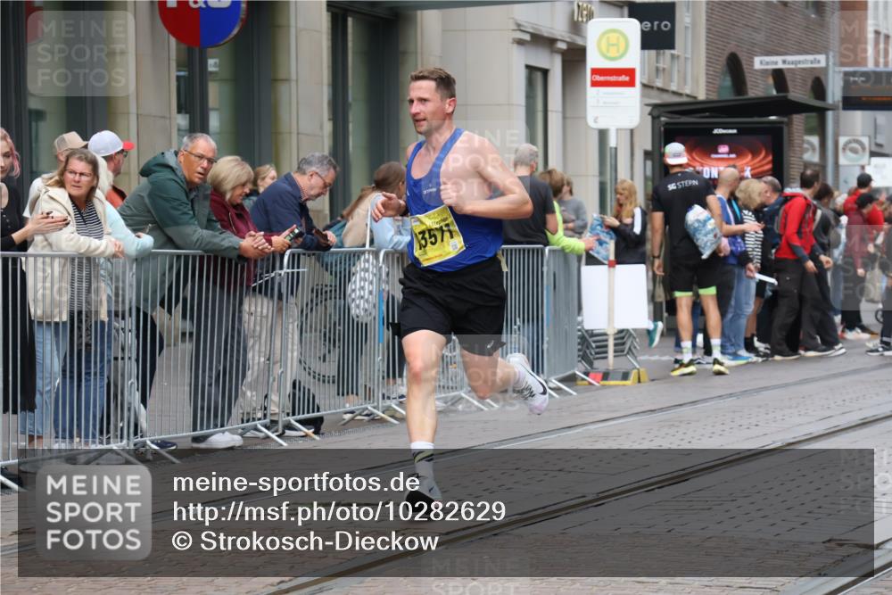 13.09.2026 - 21. swb-Marathon Bremen Strokosch-Dieckow http://msf.ph/oto/10282629 13.09.2026 10:31:16 Ziel 13504, 13643, 13571, 13572, 13602, 13630 meine-sportfotos.de