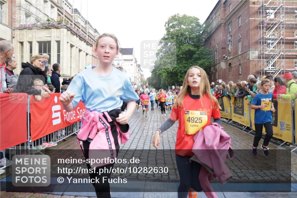 13.09.2026 - Kiel Lauf Yannick Fuchs http://msf.ph/oto/10282630 13.09.2026 08:56:32 Ziel 26, 407, 470, 582, 758, 759, 1009, 1137, 1950, 2173, 2719, 3078, 3930, 4127, 4128, 4537, 4602, 4617, 5315, 5459, 6371, 6449, 7865, 7866, 8160, 8719, 8784, 9021, 9626, 9957, 10091, 10610, 10612, 10939, 11795, 12032, 74, 76, 234, 407, 547, 669, 759, 808, 1126, 1346, 1444, 1581, 2143, 2197, 2497, 2640, 2685, 2711, 3179, 3350, 3409, 3454, 3750, 4023, 4165, 5012, 5259, 5687, 5759, 6003, 6212, 6232, 7390, 9374, 482, 653, 1222, 2479, 2543, 5781 meine-sportfotos.de