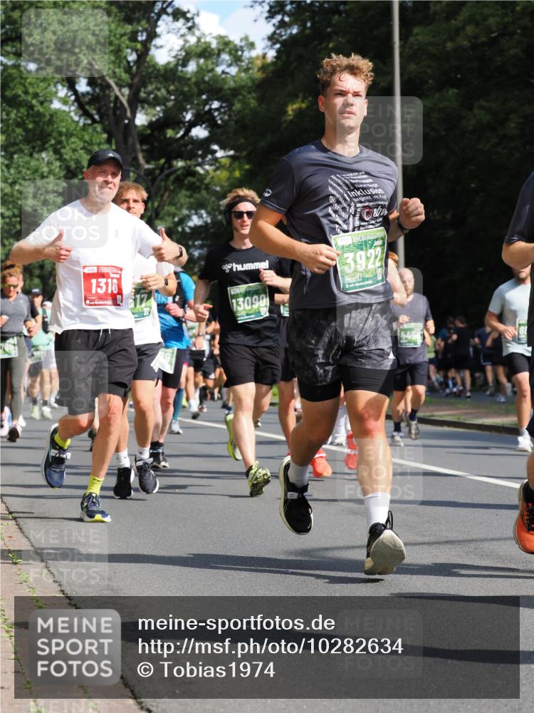 13.09.2026 - 21. swb-Marathon Bremen TobiasT http://msf.ph/oto/10282634 13.09.2026 12:02:26 Laufen 1316, 13090, 3922 meine-sportfotos.de