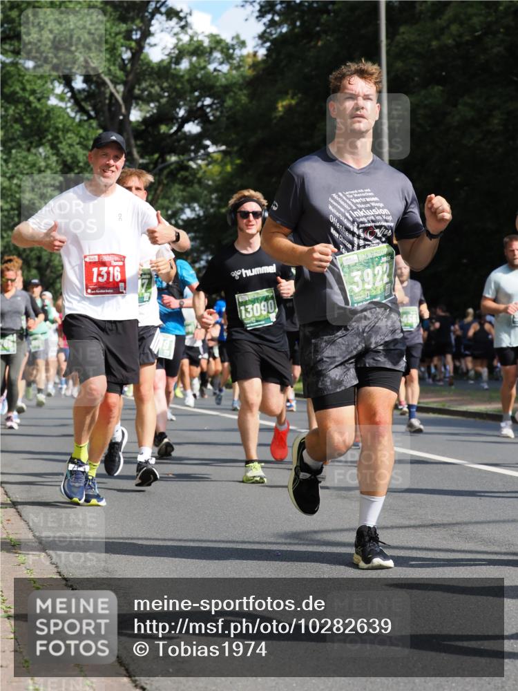 13.09.2026 - 21. swb-Marathon Bremen TobiasT http://msf.ph/oto/10282639 13.09.2026 12:02:26 Laufen 1316, 13090, 5, 3922 meine-sportfotos.de