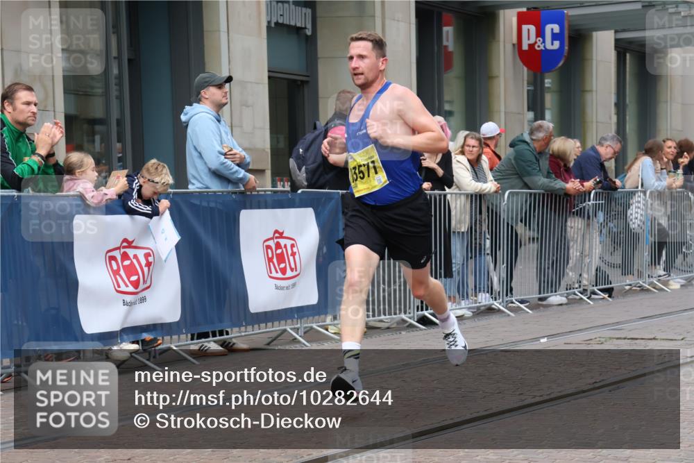 13.09.2026 - 21. swb-Marathon Bremen Strokosch-Dieckow http://msf.ph/oto/10282644 13.09.2026 10:31:17 Ziel 13504, 13643, 13571, 13572, 13602, 13630 meine-sportfotos.de