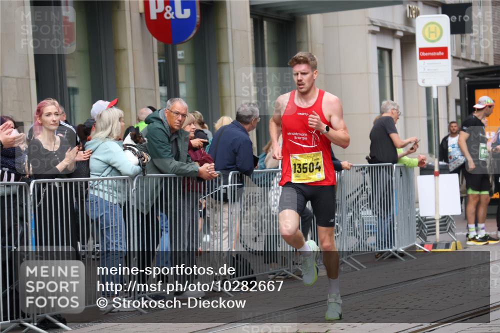 13.09.2026 - 21. swb-Marathon Bremen Strokosch-Dieckow http://msf.ph/oto/10282667 13.09.2026 10:31:30 Ziel 12457, 13533, 13536, 13573, 13618, 13643, 13504, 13571 meine-sportfotos.de