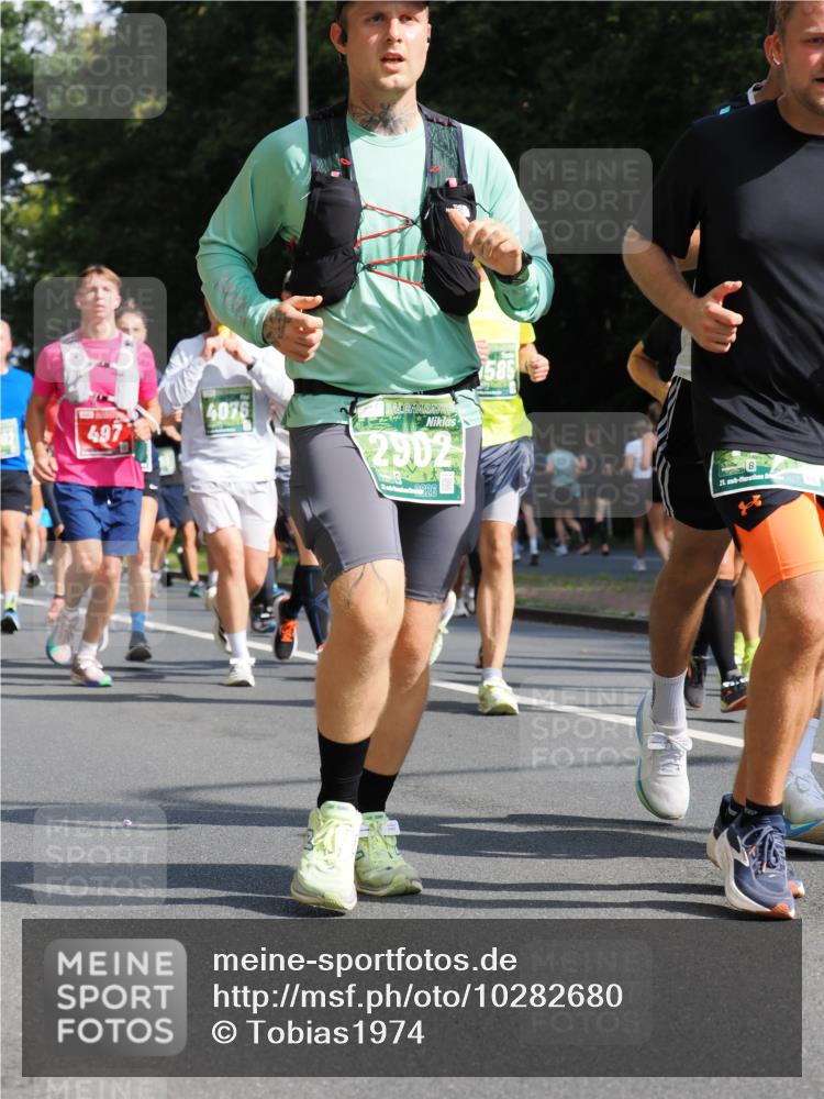 13.09.2026 - 21. swb-Marathon Bremen TobiasT http://msf.ph/oto/10282680 13.09.2026 12:02:34 Laufen 497, 4076, 2982, 21 meine-sportfotos.de