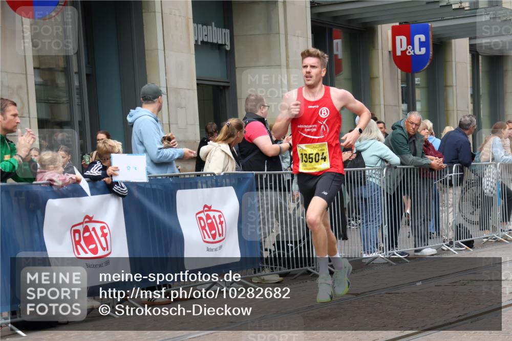 13.09.2026 - 21. swb-Marathon Bremen Strokosch-Dieckow http://msf.ph/oto/10282682 13.09.2026 10:31:31 Ziel 12457, 13533, 13536, 13573, 13618, 13643, 13504, 13571 meine-sportfotos.de