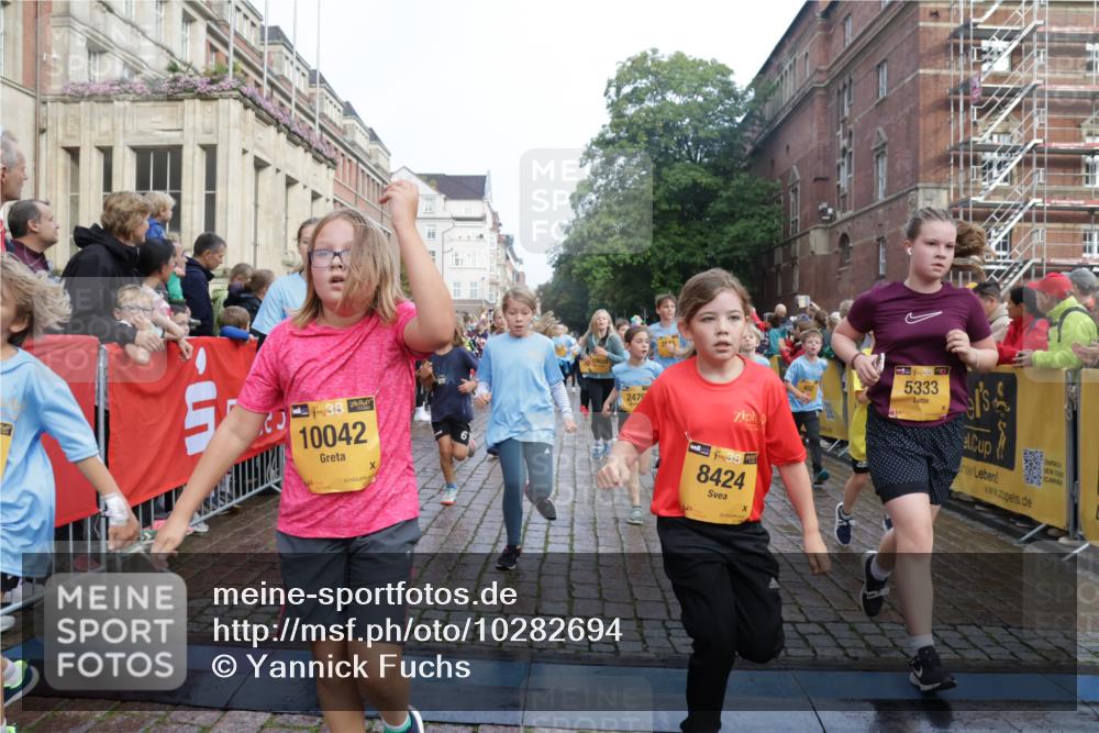 13.09.2026 - Kiel Lauf Yannick Fuchs http://msf.ph/oto/10282694 13.09.2026 08:56:35 Ziel 26, 582, 758, 899, 1137, 1285, 1950, 3078, 3520, 3930, 4127, 4128, 4188, 4228, 4537, 4617, 5315, 6449, 7865, 7866, 8160, 8719, 8785, 9021, 9626, 10091, 10612, 10939, 11795, 12032, 74, 76, 234, 407, 470, 669, 759, 808, 1009, 1126, 1346, 1444, 1581, 2143, 2173, 2197, 2497, 2640, 2685, 2719, 3179, 3350, 3454, 3750, 4023, 4165, 5012, 5259, 5687, 5759, 6003, 6212, 6232, 7390, 9374, 81, 482, 653, 1222, 2479, 2543, 74, 5781 meine-sportfotos.de