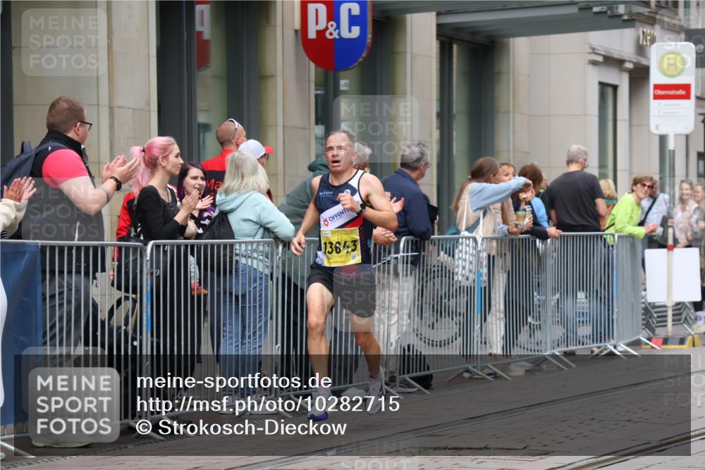 13.09.2026 - 21. swb-Marathon Bremen Strokosch-Dieckow http://msf.ph/oto/10282715 13.09.2026 10:31:41 Ziel 12457, 13533, 13536, 13543, 13573, 13582, 13618, 13632, 13504, 13643 meine-sportfotos.de