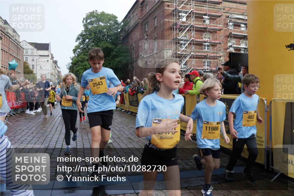 13.09.2026 - Kiel Lauf Yannick Fuchs http://msf.ph/oto/10282730 13.09.2026 08:56:36 Ziel 26, 582, 758, 899, 1137, 1285, 1340, 1950, 3078, 3520, 3930, 4127, 4128, 4188, 4228, 4617, 5097, 5315, 6449, 7865, 7866, 8160, 8719, 8785, 9021, 9176, 9626, 10091, 10612, 10939, 11795, 12032, 74, 76, 234, 407, 470, 669, 759, 808, 1009, 1126, 1346, 1444, 1581, 2143, 2173, 2197, 2497, 2640, 2685, 2719, 3179, 3350, 3454, 3750, 4023, 4165, 5012, 5259, 5687, 5759, 6003, 6212, 6232, 7390, 9374, 81, 482, 653, 1222, 2479, 2543, 74, 5781 meine-sportfotos.de