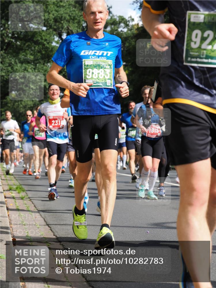 13.09.2026 - 21. swb-Marathon Bremen TobiasT http://msf.ph/oto/10282783 13.09.2026 12:02:51 Laufen 231, 9883, 6539, 26, 1815, 2, 92 meine-sportfotos.de