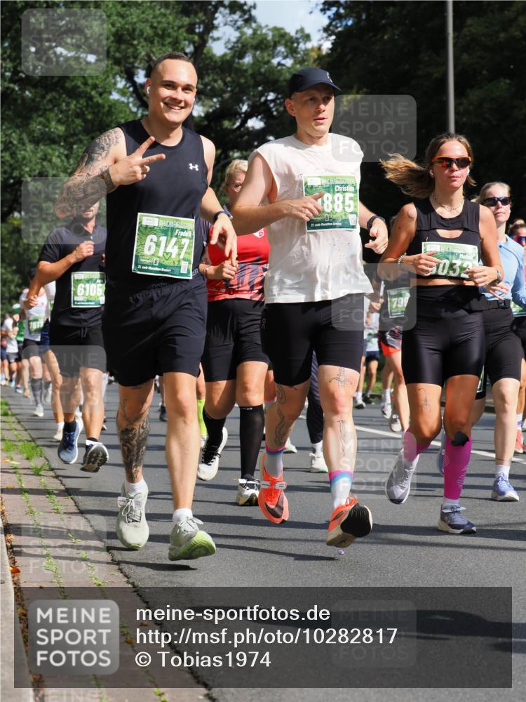 13.09.2026 - 21. swb-Marathon Bremen TobiasT http://msf.ph/oto/10282817 13.09.2026 12:02:59 Laufen 7617, 6105, 6147, 21, 926, 885, 21, 799, 5032 meine-sportfotos.de