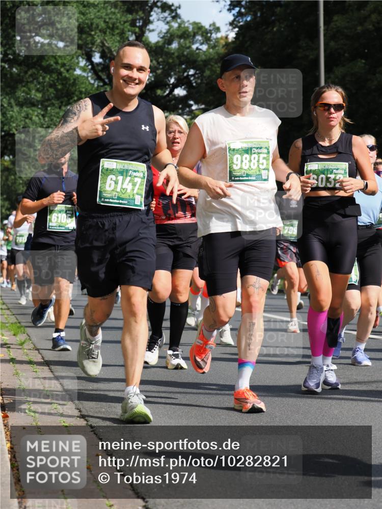 13.09.2026 - 21. swb-Marathon Bremen TobiasT http://msf.ph/oto/10282821 13.09.2026 12:02:59 Laufen 7617, 6105, 6147, 21, 26, 9885, 21, 032 meine-sportfotos.de