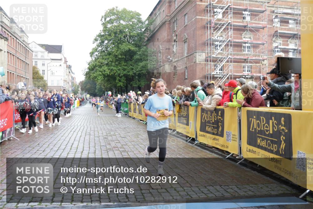 13.09.2026 - Kiel Lauf Yannick Fuchs http://msf.ph/oto/10282912 13.09.2026 08:56:55 Ziel 81, 482, 653, 1222, 2479, 2543, 3034, 3161, 3305, 4558, 4680, 4901, 4908, 4925, 5223, 5333, 6361, 6807, 6903, 7559, 7927, 8094, 8424, 9156, 9292, 9307, 9564, 9826, 9940, 10042, 10603, 11423, 11495, 11986, 12062, 12154, 12333, 12350, 12522, 26, 139, 407, 470, 582, 758, 759, 899, 1009, 1137, 1285, 1340, 1544, 1950, 2173, 2478, 2719, 3078, 3303, 3520, 3740, 3750, 3930, 4023, 4127, 4128, 4136, 4188, 4228, 5597, 8270, 9562, 10213, 11627, 470 meine-sportfotos.de
