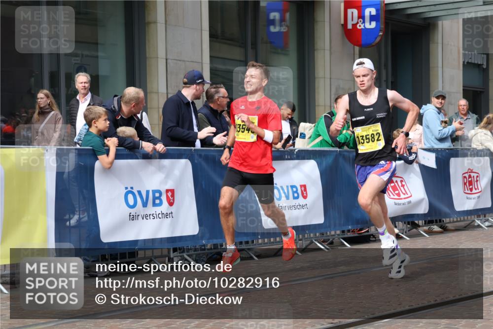 13.09.2026 - 21. swb-Marathon Bremen Strokosch-Dieckow http://msf.ph/oto/10282916 13.09.2026 10:32:08 Ziel 13524, 13564, 13638, 13639, 12457, 13533, 13536, 13543, 13573, 13582, 13618, 13632 meine-sportfotos.de