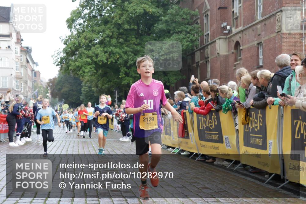 13.09.2026 - Kiel Lauf Yannick Fuchs http://msf.ph/oto/10282970 13.09.2026 08:57:06 Ziel 2384, 3034, 3305, 3665, 4908, 5003, 5340, 5719, 5809, 6361, 7752, 8341, 9542, 9564, 9940, 11423, 11495, 11558, 12215, 12350, 12455, 12512, 12522, 26, 81, 139, 482, 653, 899, 1137, 1222, 1285, 1340, 1544, 2478, 2479, 2543, 3161, 3303, 3520, 3740, 3930, 4127, 4128, 4136, 4188, 4228, 4558, 4680, 4901, 4925, 5223, 5333, 5597, 6807, 6903, 7559, 7927, 8094, 8270, 8424, 9156, 9292, 9307, 9562, 9826, 9940, 10042, 10213, 10603, 11627, 11986, 12062 meine-sportfotos.de