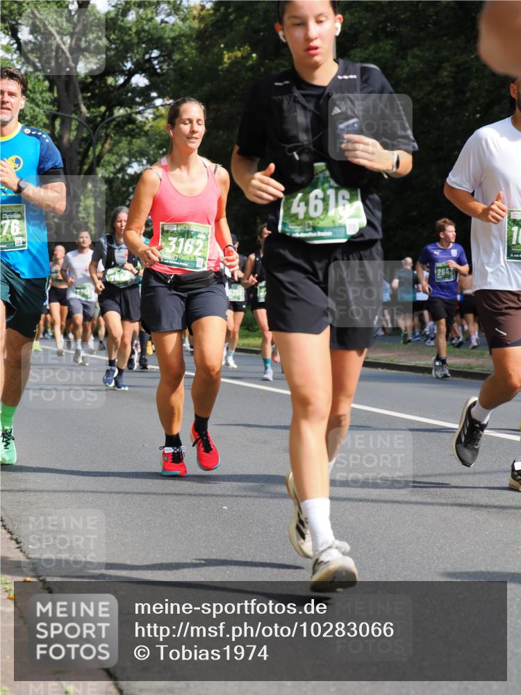 13.09.2026 - 21. swb-Marathon Bremen TobiasT http://msf.ph/oto/10283066 13.09.2026 12:03:41 Laufen 3162, 4616, 2643, 21 meine-sportfotos.de