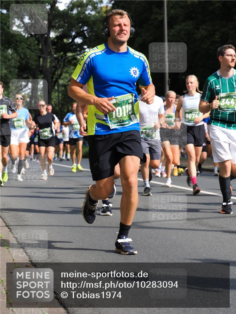 13.09.2026 - 21. swb-Marathon Bremen TobiasT http://msf.ph/oto/10283094 13.09.2026 12:03:46 Laufen 10119, 6856, 3074, 344 meine-sportfotos.de