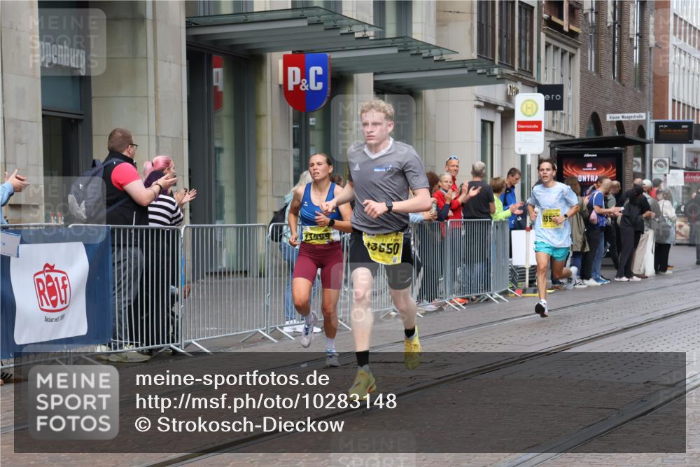 13.09.2026 - 21. swb-Marathon Bremen Strokosch-Dieckow http://msf.ph/oto/10283148 13.09.2026 10:32:49 Ziel 13524, 13550, 13581, 13599, 13622 meine-sportfotos.de