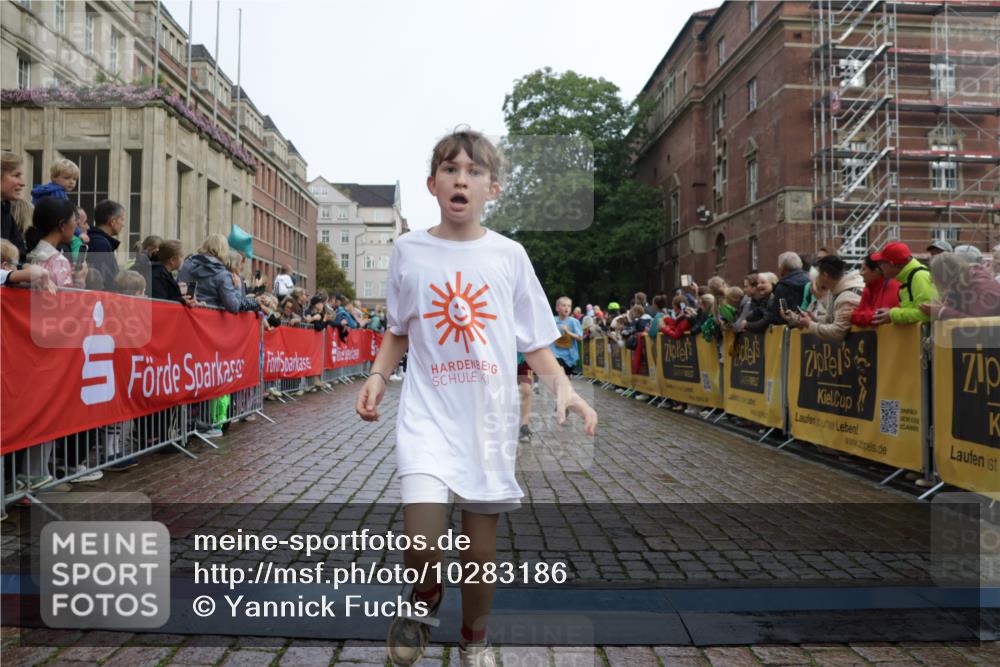 13.09.2026 - Kiel Lauf Yannick Fuchs http://msf.ph/oto/10283186 13.09.2026 08:57:19 Ziel 2129, 3382, 5809, 9542, 10321, 10892, 12512, 81, 482, 653, 1222, 2384, 2479, 2543, 3034, 3161, 3303, 3305, 3665, 3740, 4136, 4558, 4680, 4901, 4908, 4925, 5003, 5223, 5333, 5340, 5719, 5809, 6361, 6807, 6903, 7559, 7752, 7927, 8094, 8270, 8341, 8424, 9156, 9292, 9307, 9542, 9564, 9826, 9940, 10042, 10213, 10603, 11423, 11495, 11558, 11627, 11986, 12062, 12215, 12455, 160, 406, 1051, 1546, 1769, 2439, 4382, 5006, 5984, 6459, 7547, 7715, 9062, 1285, 3520, 4188 meine-sportfotos.de