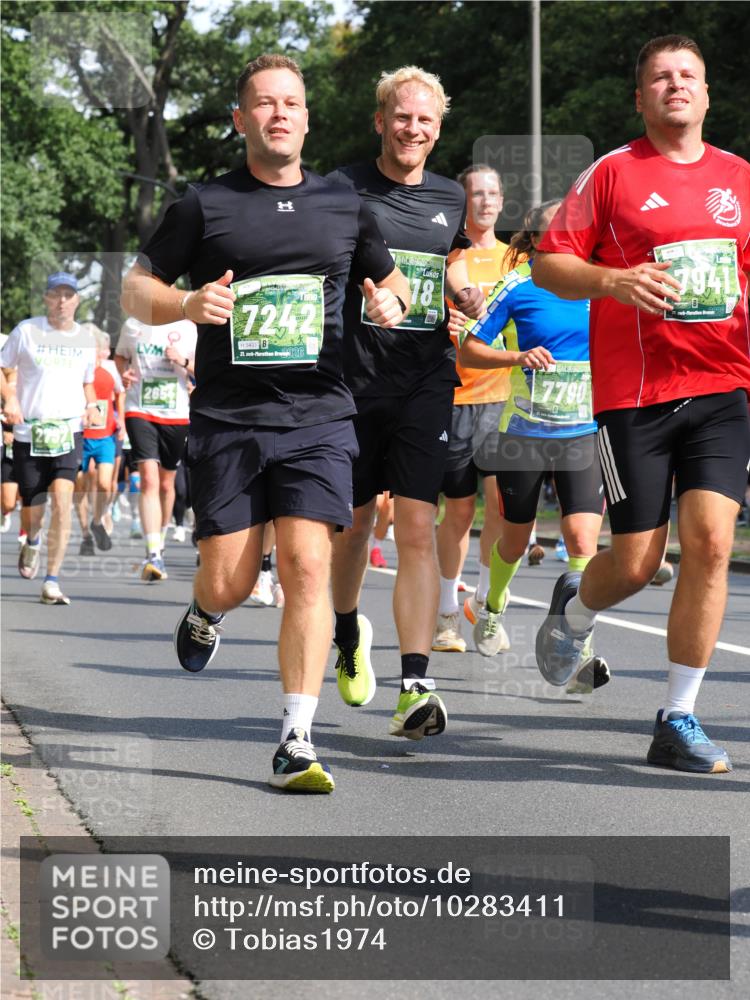 13.09.2026 - 21. swb-Marathon Bremen TobiasT http://msf.ph/oto/10283411 13.09.2026 12:04:51 Laufen 1, 7242, 5433, 21, 026, 78, 7790, 21 meine-sportfotos.de
