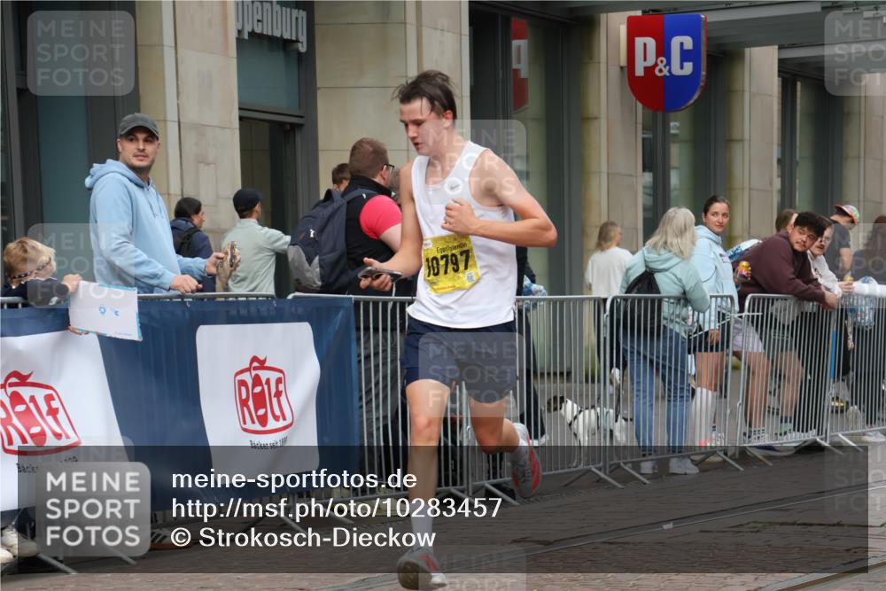 13.09.2026 - 21. swb-Marathon Bremen Strokosch-Dieckow http://msf.ph/oto/10283457 13.09.2026 10:33:50 Ziel 13605, 13610, 13633, 10366, 10475, 10797, 11059, 11481, 12459, 13530, 13541 meine-sportfotos.de