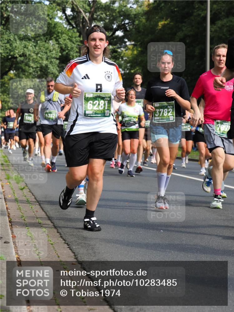13.09.2026 - 21. swb-Marathon Bremen TobiasT http://msf.ph/oto/10283485 13.09.2026 12:05:08 Laufen 6281, 5061, 21, 3782 meine-sportfotos.de