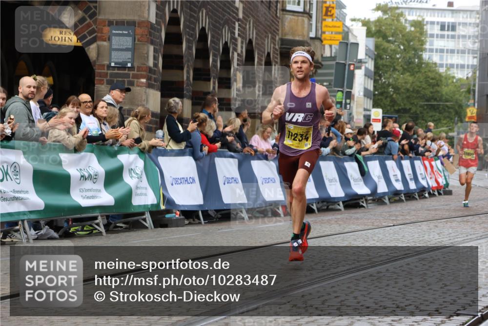 13.09.2026 - 21. swb-Marathon Bremen Strokosch-Dieckow http://msf.ph/oto/10283487 13.09.2026 10:29:44 Ziel 13517, 13542, 13557 meine-sportfotos.de