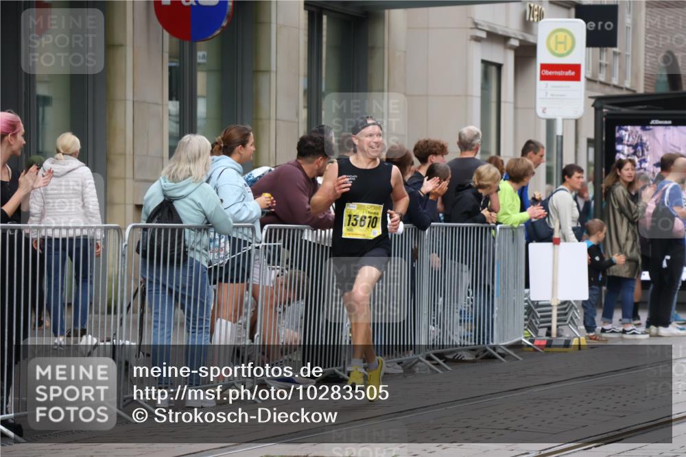 13.09.2026 - 21. swb-Marathon Bremen Strokosch-Dieckow http://msf.ph/oto/10283505 13.09.2026 10:34:13 Ziel 10818, 11418, 13633, 13637, 10797, 13605, 13610 meine-sportfotos.de