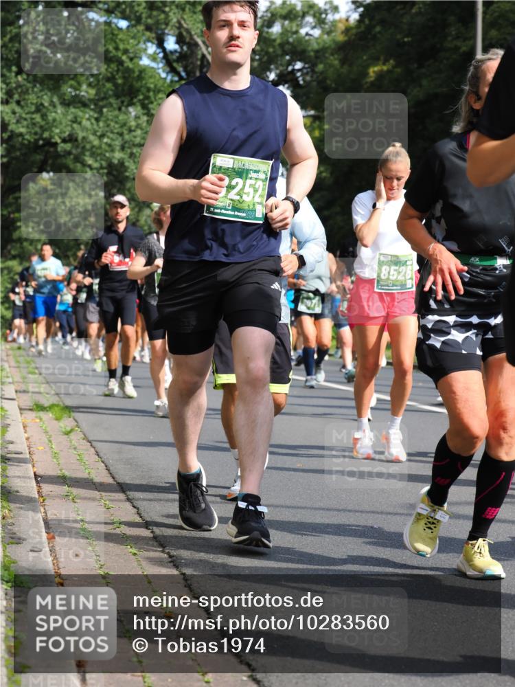 13.09.2026 - 21. swb-Marathon Bremen TobiasT http://msf.ph/oto/10283560 13.09.2026 12:05:25 Laufen 9252, 21, 26, 8526 meine-sportfotos.de