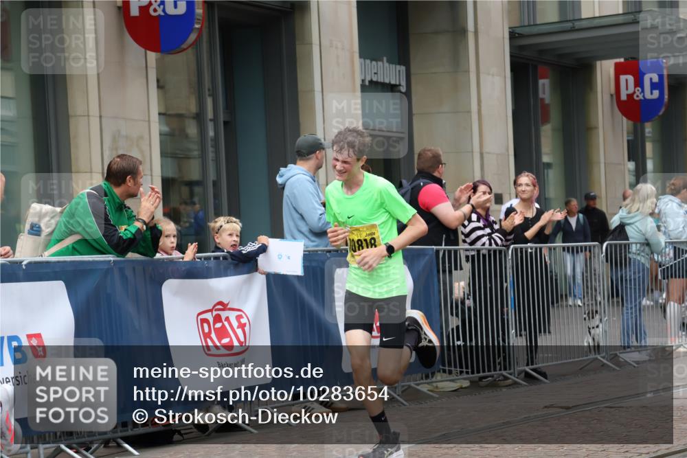 13.09.2026 - 21. swb-Marathon Bremen Strokosch-Dieckow http://msf.ph/oto/10283654 13.09.2026 10:34:37 Ziel 11197, 11964, 12358, 12413, 12540, 13560, 13588, 13601, 13625, 10818, 11418, 13610, 13633, 13637 meine-sportfotos.de