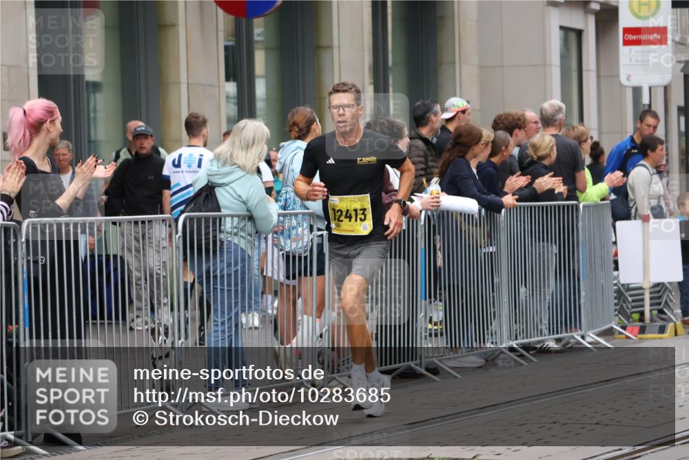 13.09.2026 - 21. swb-Marathon Bremen Strokosch-Dieckow http://msf.ph/oto/10283685 13.09.2026 10:34:41 Ziel 10261, 10262, 11197, 11964, 12358, 12413, 13505, 13560, 13588, 13601, 13625, 10818, 11418, 12413, 12540, 13637 meine-sportfotos.de