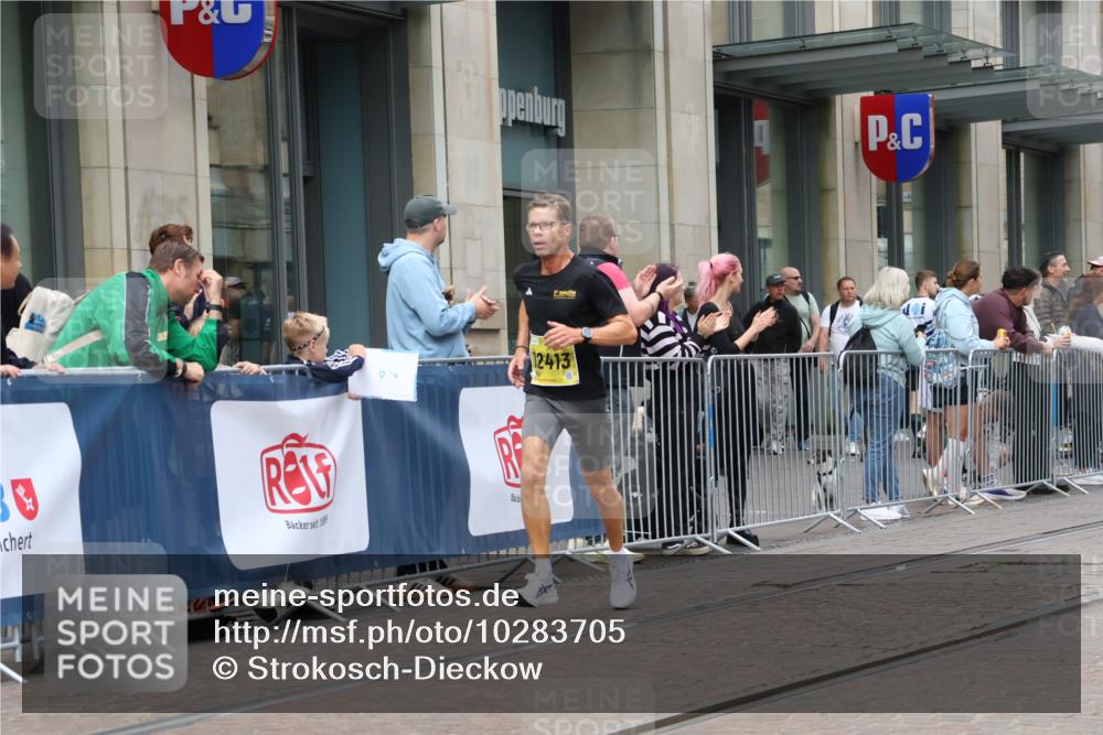 13.09.2026 - 21. swb-Marathon Bremen Strokosch-Dieckow http://msf.ph/oto/10283705 13.09.2026 10:34:42 Ziel 10261, 10262, 11197, 11964, 12358, 13505, 13560, 13588, 13601, 13625, 10818, 11418, 12358, 12413, 12540, 13637 meine-sportfotos.de