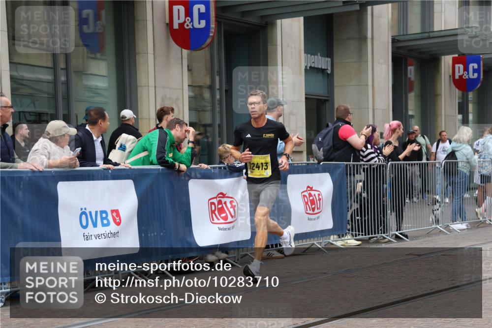 13.09.2026 - 21. swb-Marathon Bremen Strokosch-Dieckow http://msf.ph/oto/10283710 13.09.2026 10:34:43 Ziel 10261, 10262, 11197, 11964, 13505, 13560, 13588, 13601, 13625, 10818, 11418, 12358, 12413, 12540, 13637 meine-sportfotos.de