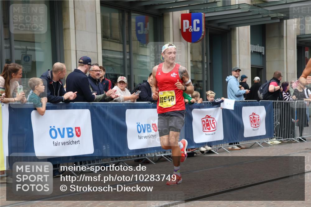13.09.2026 - 21. swb-Marathon Bremen Strokosch-Dieckow http://msf.ph/oto/10283749 13.09.2026 10:34:47 Ziel 10261, 10262, 11197, 11964, 13505, 13560, 13588, 13601, 13625, 10818, 11964, 12358, 12413, 12540, 13637 meine-sportfotos.de