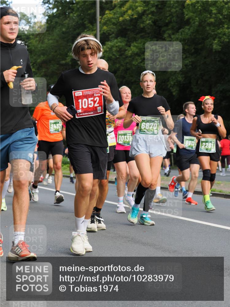 13.09.2026 - 21. swb-Marathon Bremen TobiasT http://msf.ph/oto/10283979 13.09.2026 12:07:25 Laufen 2432, 1052, 21, 6620, 10132, 9912, 2201 meine-sportfotos.de