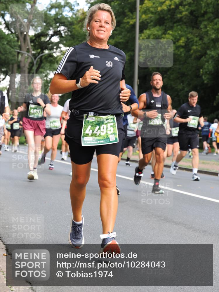 13.09.2026 - 21. swb-Marathon Bremen TobiasT http://msf.ph/oto/10284043 13.09.2026 12:07:39 Laufen 50, 4031, 4495, 8068, 21, 2026, 12966 meine-sportfotos.de
