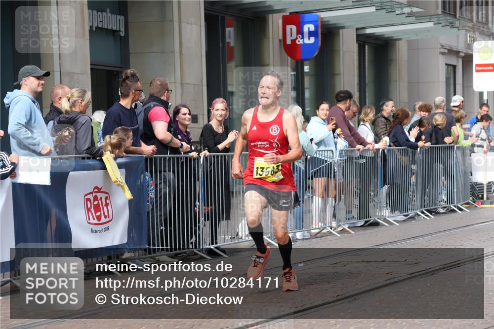13.09.2026 - 21. swb-Marathon Bremen Strokosch-Dieckow http://msf.ph/oto/10284171 13.09.2026 10:35:26 Ziel 12289, 13558, 10261, 10262, 10994, 11068, 11176, 11345, 11512, 12289, 13505, 13514, 13540, 13560, 13583, 13590, 13619 meine-sportfotos.de