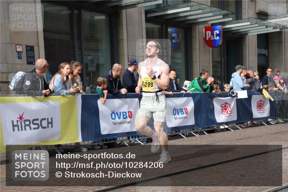 13.09.2026 - 21. swb-Marathon Bremen Strokosch-Dieckow http://msf.ph/oto/10284206 13.09.2026 10:35:32 Ziel 13534, 13558, 10994, 11068, 11176, 11345, 11512, 12289, 13514, 13540, 13583, 13590, 13619 meine-sportfotos.de